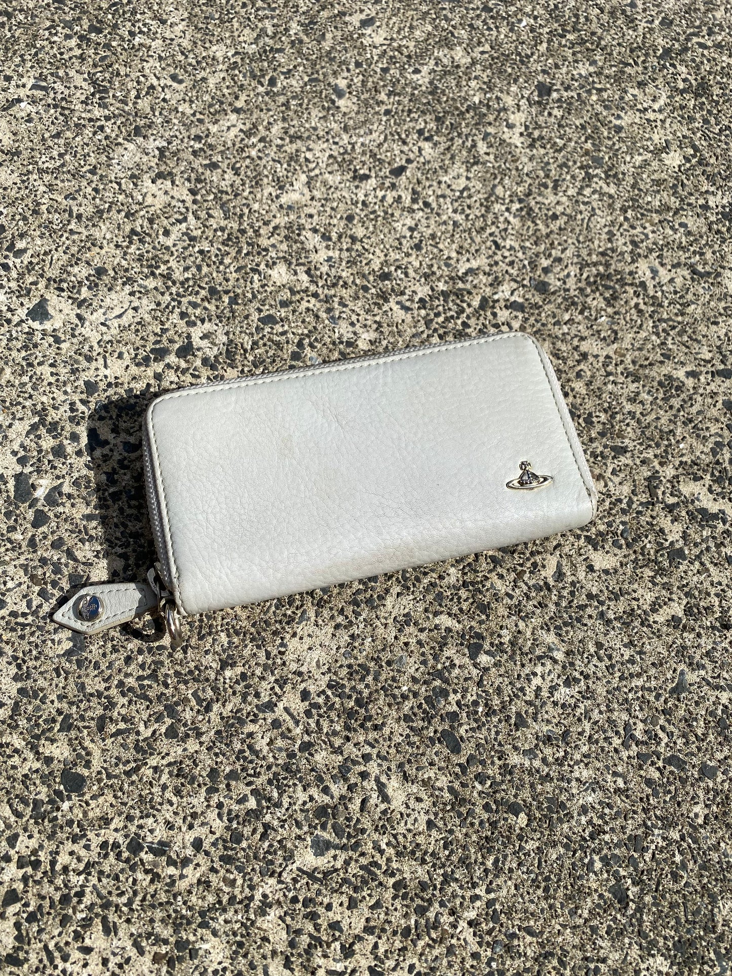 * Vivienne Westwood White Zip Up Orb Wallet